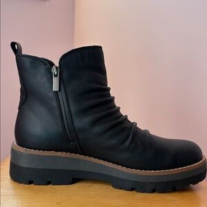 NWT earth shoes Black side zip leather Ankle Boots 8.5